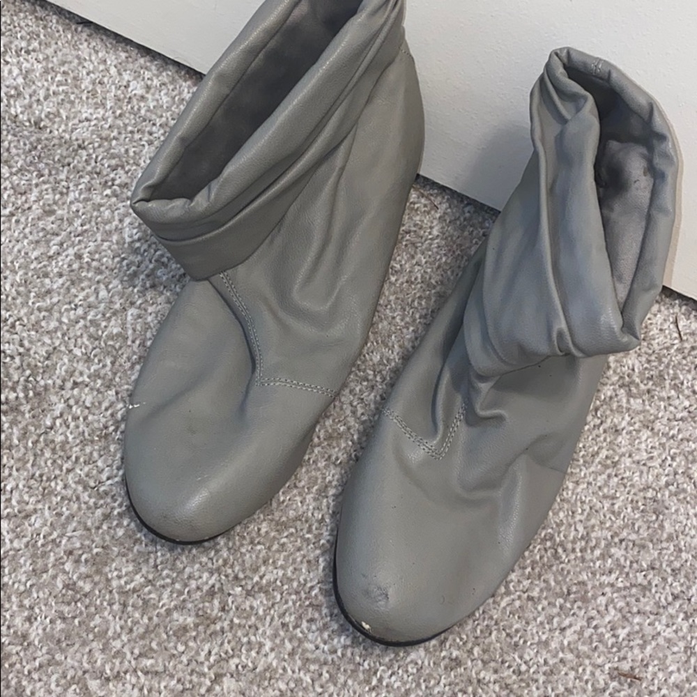 GOOD CONDITION GREY BOOTS SIZE:9